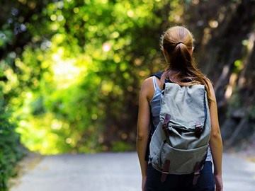 mujer_senderismo_bosque_paseo